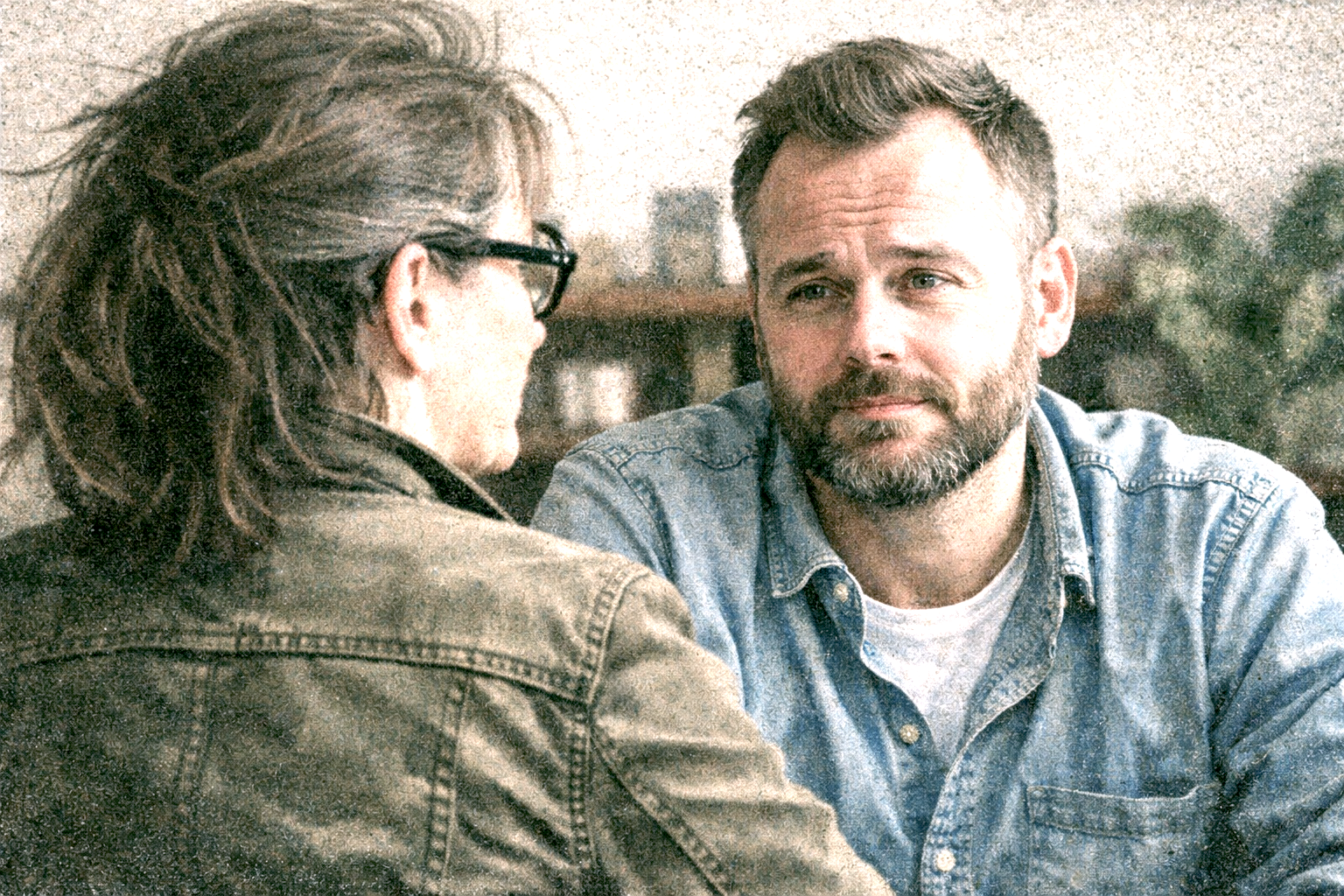 Eva Endruweit Portrait mit runder Brille vor Betonwand